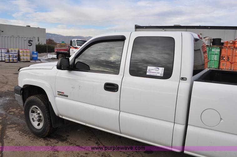 image for item F2137 2005 Chevrolet Silverado 3500 Ext. Cab pickup truck