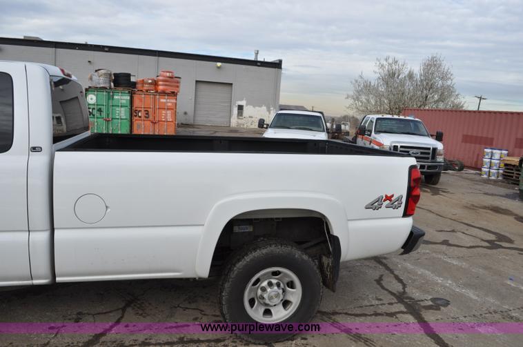 image for item F2137 2005 Chevrolet Silverado 3500 Ext. Cab pickup truck