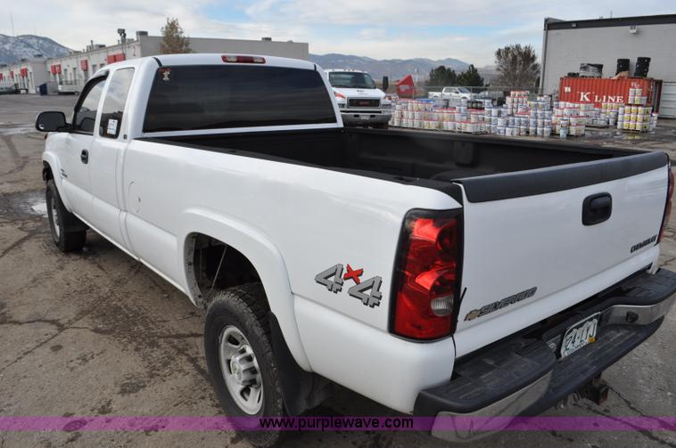 image for item F2137 2005 Chevrolet Silverado 3500 Ext. Cab pickup truck