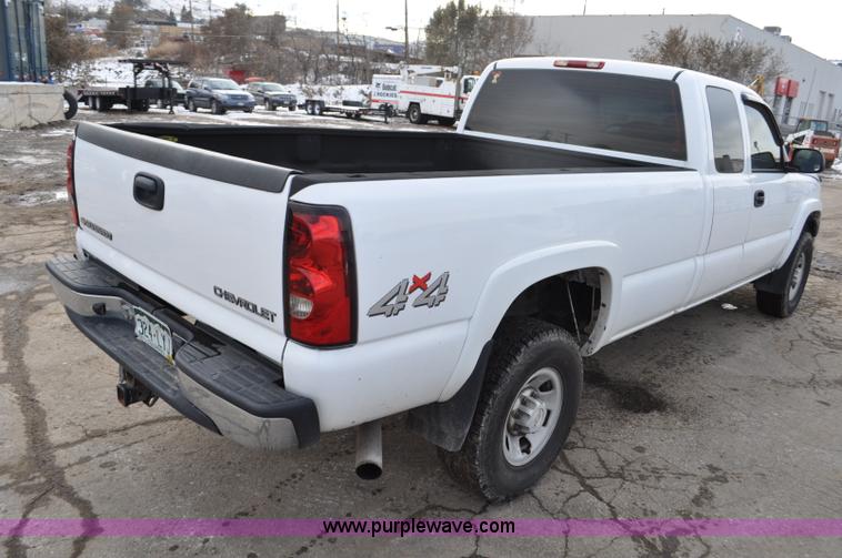 image for item F2137 2005 Chevrolet Silverado 3500 Ext. Cab pickup truck