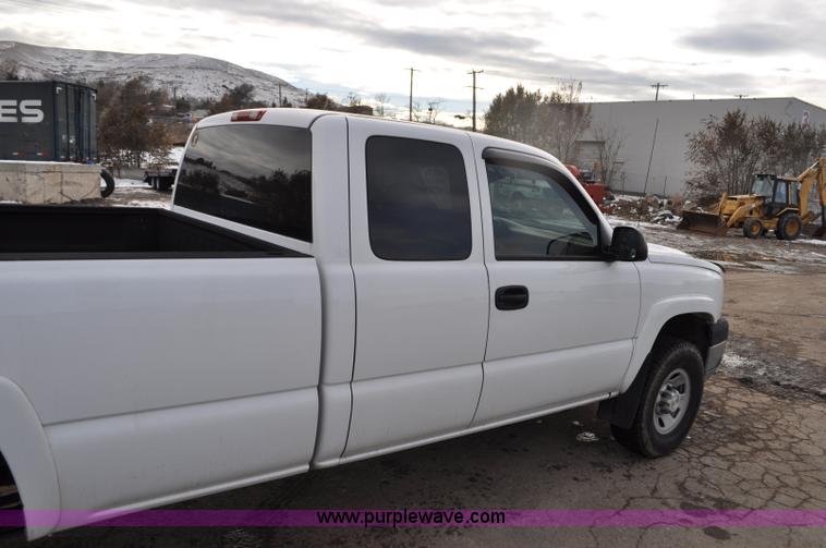 image for item F2137 2005 Chevrolet Silverado 3500 Ext. Cab pickup truck