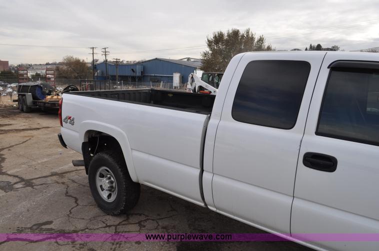 image for item F2137 2005 Chevrolet Silverado 3500 Ext. Cab pickup truck