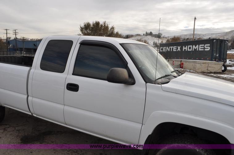 image for item F2137 2005 Chevrolet Silverado 3500 Ext. Cab pickup truck