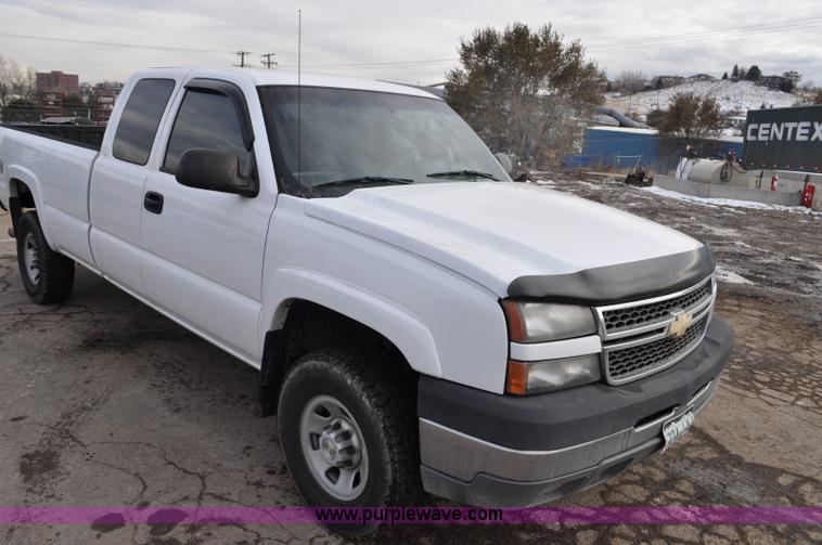 image for item F2137 2005 Chevrolet Silverado 3500 Ext. Cab pickup truck