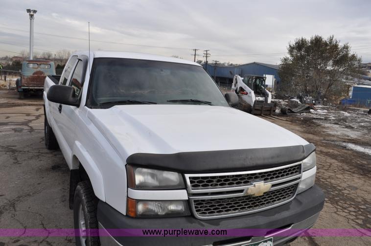 image for item F2137 2005 Chevrolet Silverado 3500 Ext. Cab pickup truck
