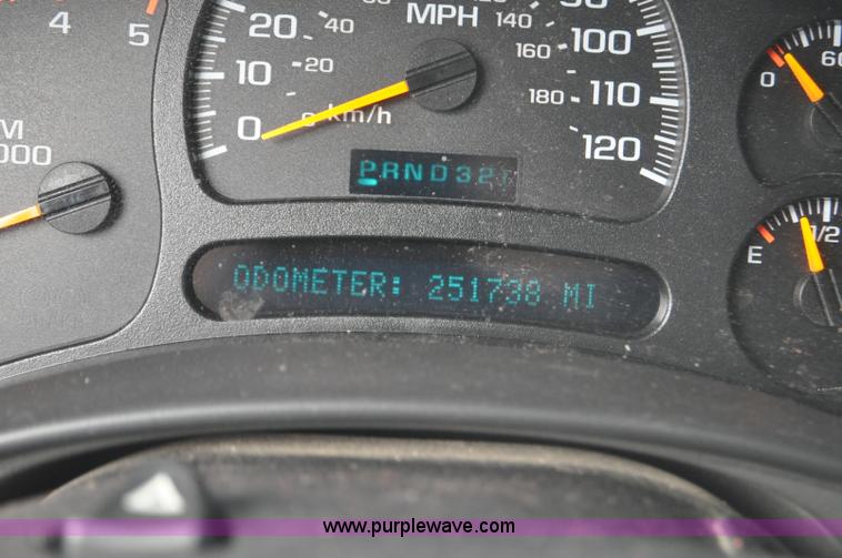 image for item F2137 2005 Chevrolet Silverado 3500 Ext. Cab pickup truck