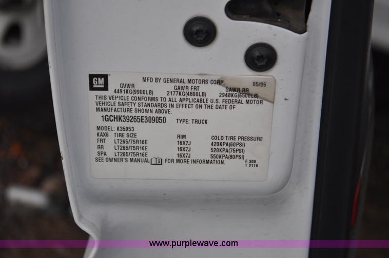 image for item F2137 2005 Chevrolet Silverado 3500 Ext. Cab pickup truck