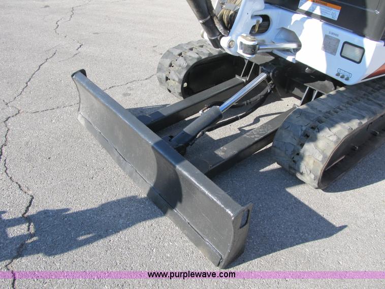 image for item F8892 2001 Bobcat 331D compact excavator