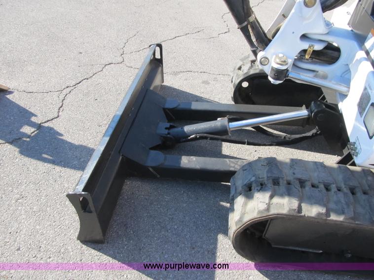 image for item F8892 2001 Bobcat 331D compact excavator