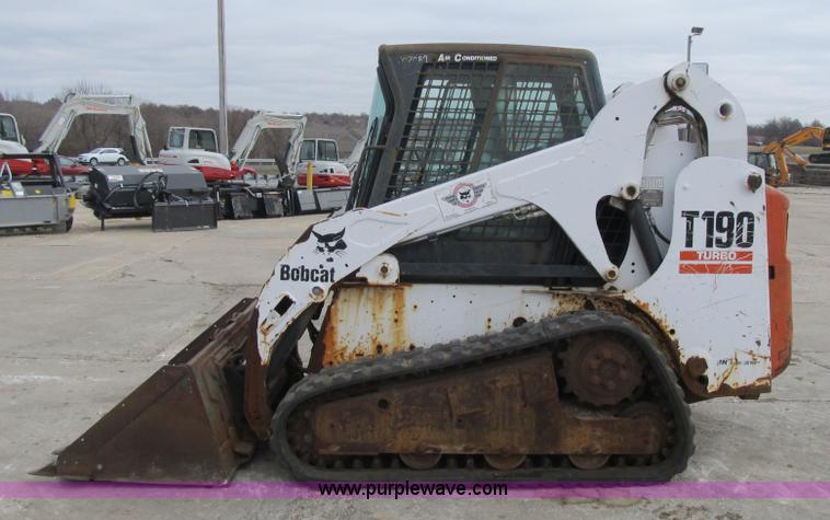 image for item F8905 2003 Bobcat T190 skid steer