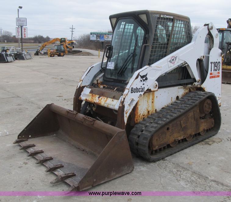 image for item F8905 2003 Bobcat T190 skid steer