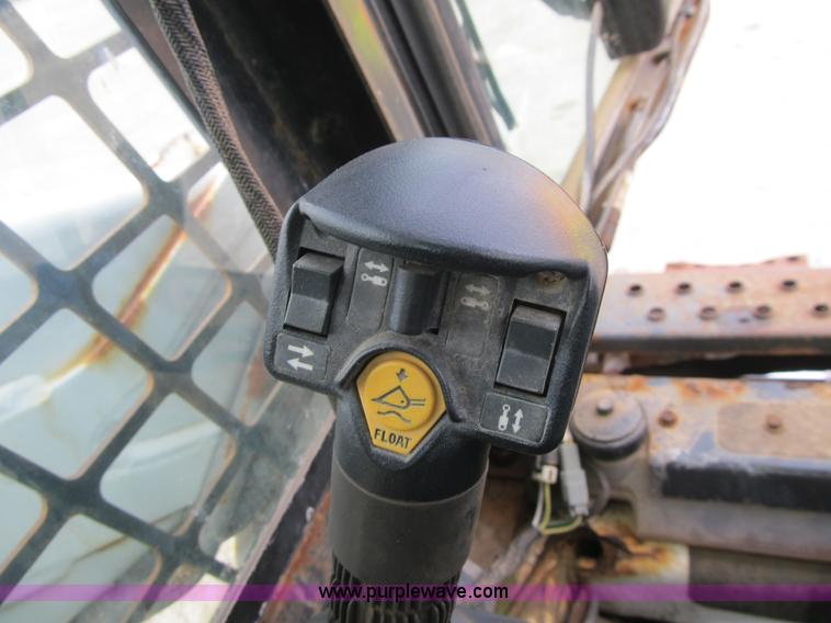 image for item F8905 2003 Bobcat T190 skid steer