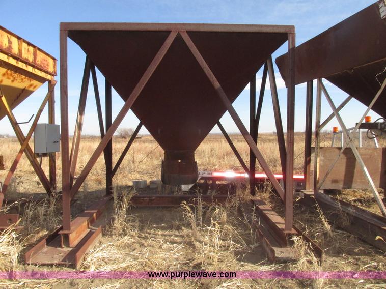 image for item G9867 Single bin aggregate hopper/feeder