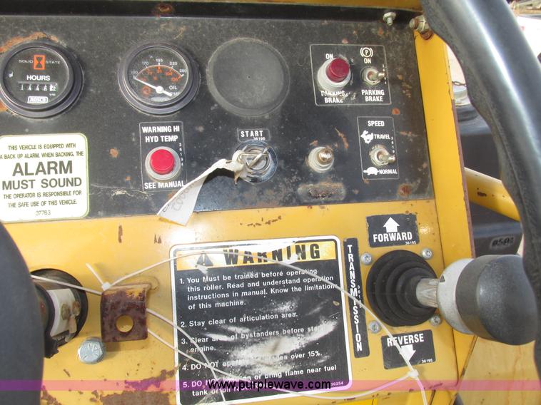 image for item G9871 2001 Rosco TRU-PAC 915 articulated pneumatic tire roller