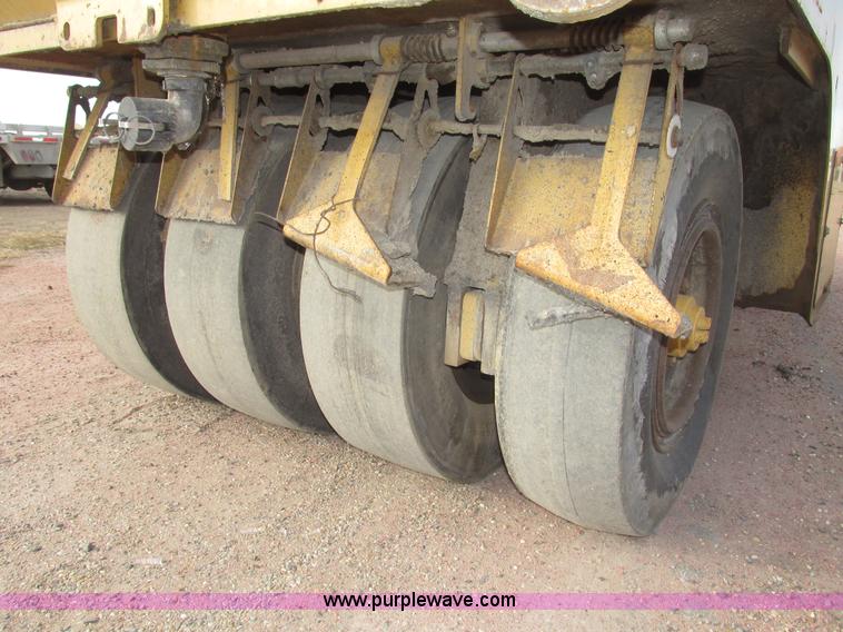 image for item G9871 2001 Rosco TRU-PAC 915 articulated pneumatic tire roller