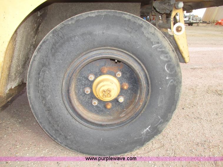 image for item G9871 2001 Rosco TRU-PAC 915 articulated pneumatic tire roller