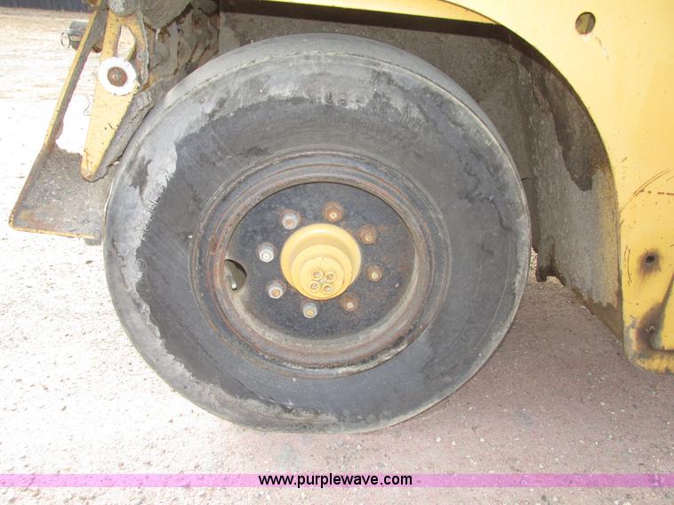 image for item G9871 2001 Rosco TRU-PAC 915 articulated pneumatic tire roller