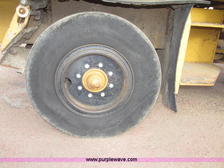 image for item G9871 2001 Rosco TRU-PAC 915 articulated pneumatic tire roller