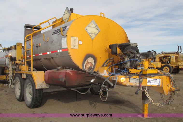 image for item G9872 2003 Rosco towable oil distributor