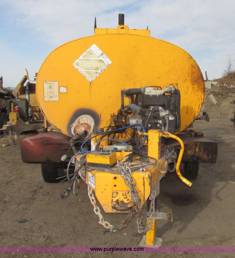 image for item G9872 2003 Rosco towable oil distributor