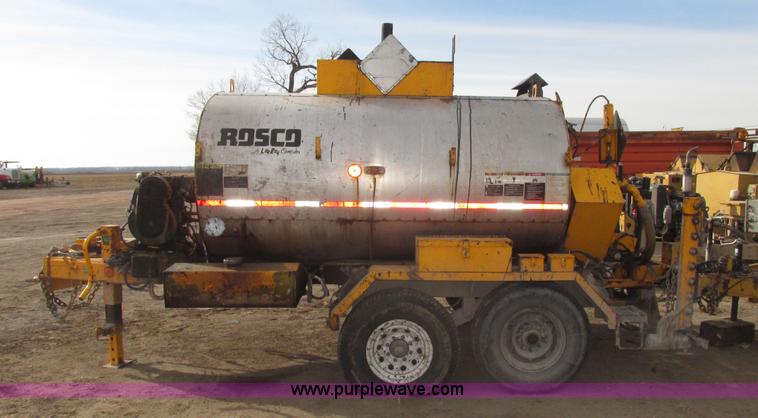 image for item G9872 2003 Rosco towable oil distributor