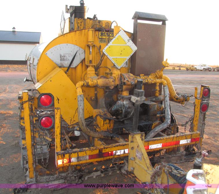 image for item G9872 2003 Rosco towable oil distributor