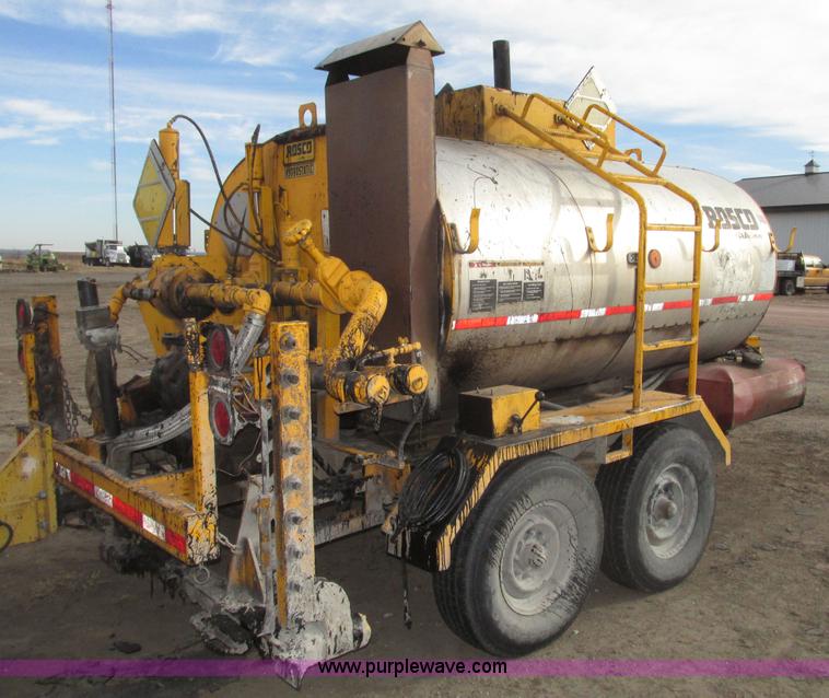 image for item G9872 2003 Rosco towable oil distributor