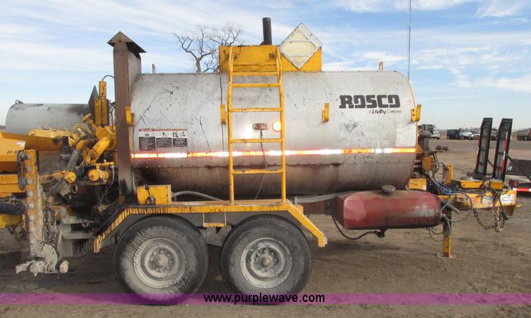 image for item G9872 2003 Rosco towable oil distributor