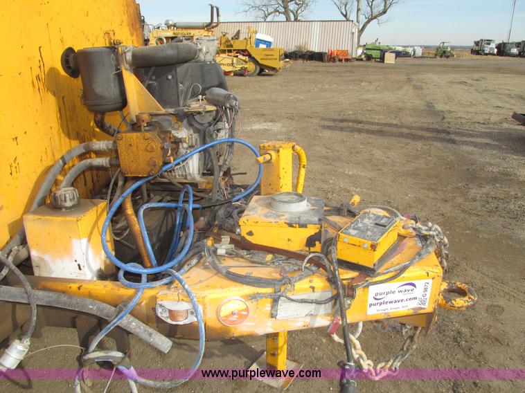 image for item G9872 2003 Rosco towable oil distributor