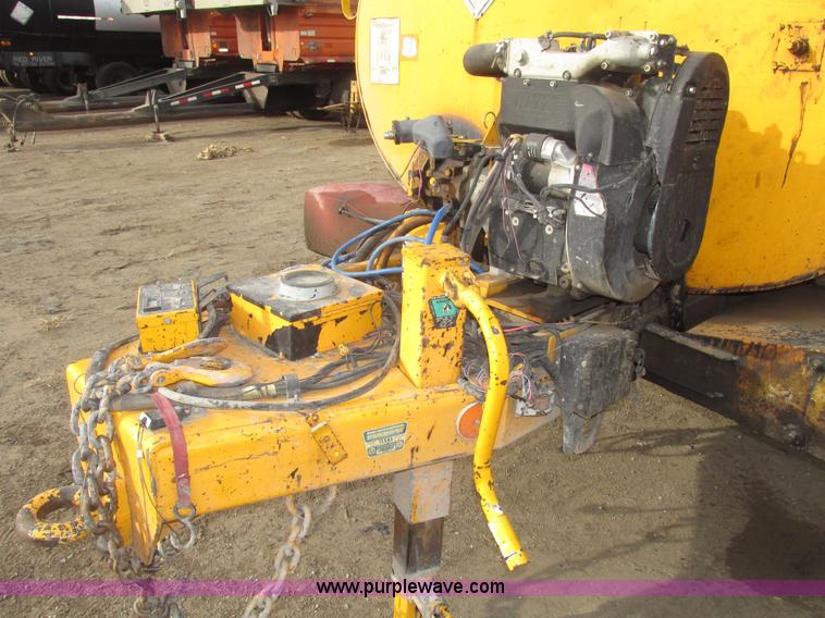 image for item G9872 2003 Rosco towable oil distributor