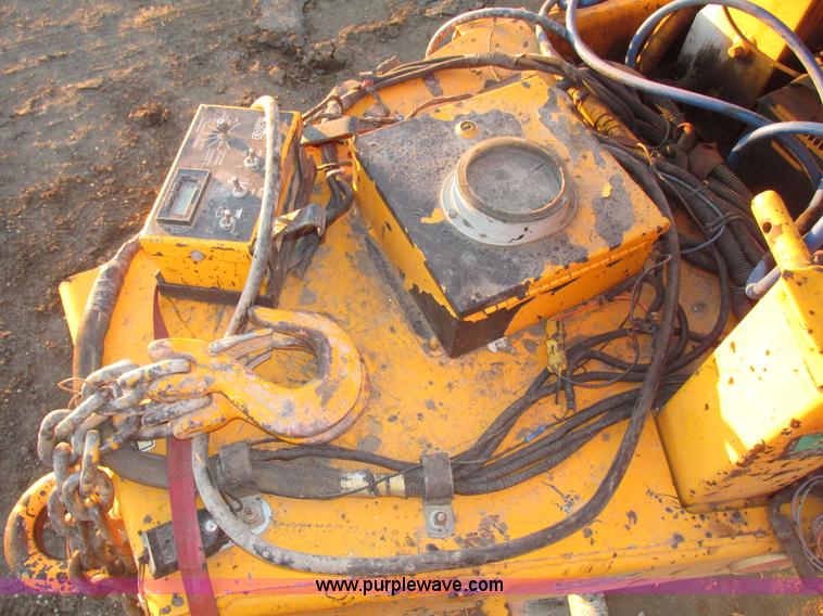 image for item G9872 2003 Rosco towable oil distributor