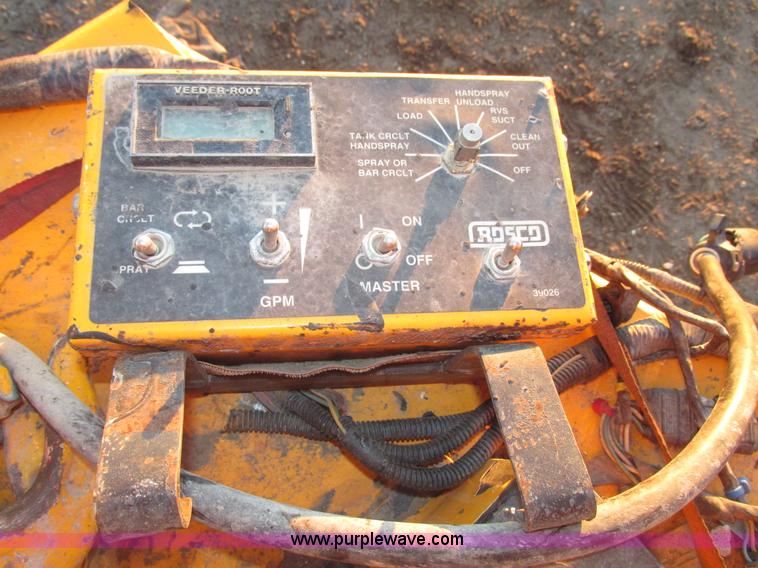 image for item G9872 2003 Rosco towable oil distributor