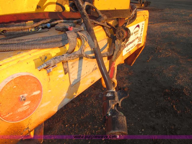 image for item G9872 2003 Rosco towable oil distributor