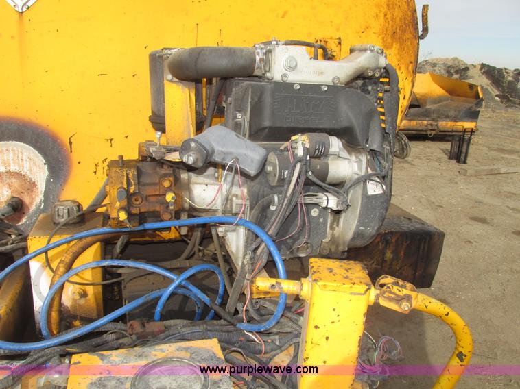 image for item G9872 2003 Rosco towable oil distributor