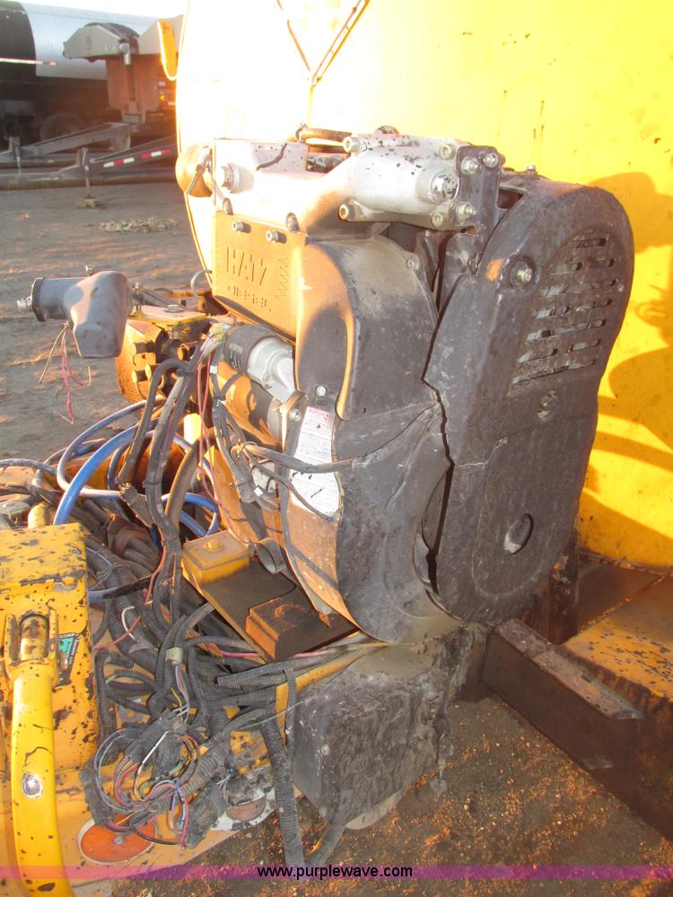 image for item G9872 2003 Rosco towable oil distributor