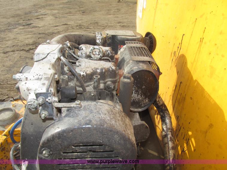 image for item G9872 2003 Rosco towable oil distributor