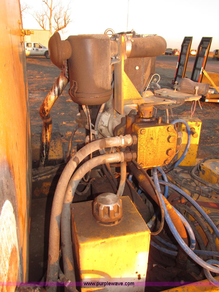 image for item G9872 2003 Rosco towable oil distributor