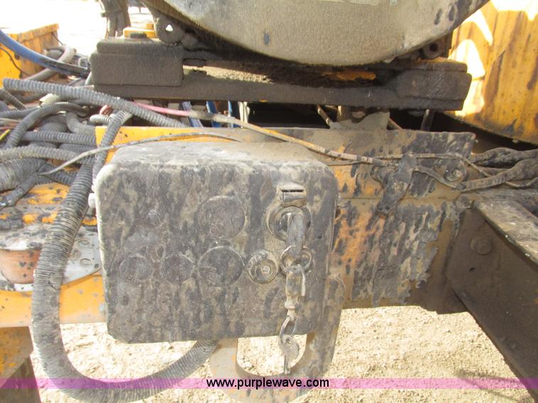 image for item G9872 2003 Rosco towable oil distributor