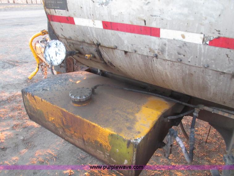 image for item G9872 2003 Rosco towable oil distributor