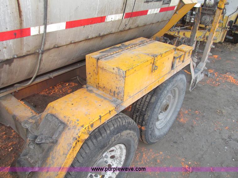 image for item G9872 2003 Rosco towable oil distributor