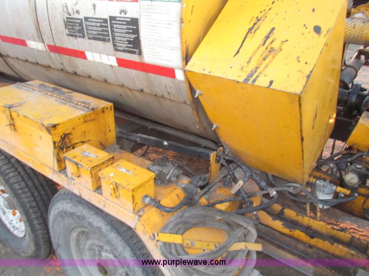 image for item G9872 2003 Rosco towable oil distributor