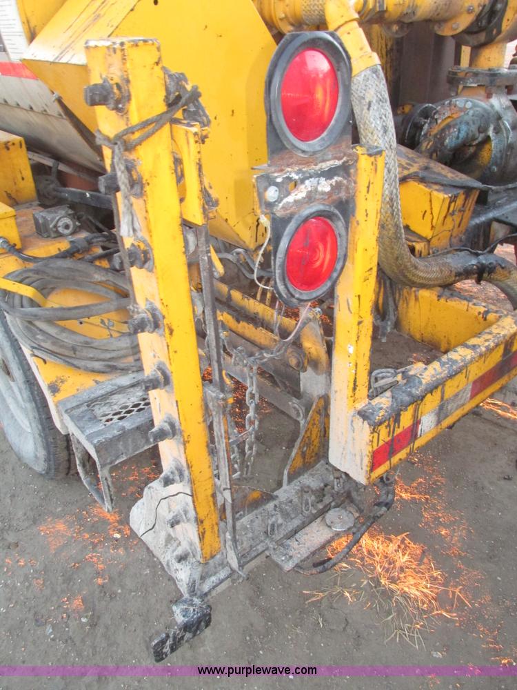 image for item G9872 2003 Rosco towable oil distributor