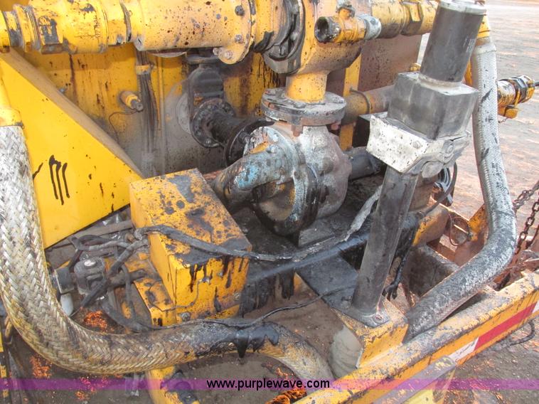 image for item G9872 2003 Rosco towable oil distributor