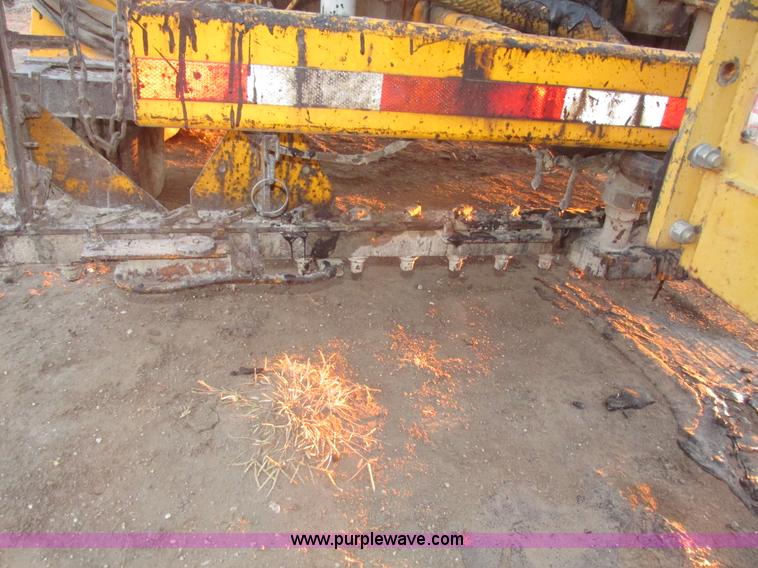 image for item G9872 2003 Rosco towable oil distributor