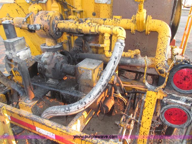 image for item G9872 2003 Rosco towable oil distributor