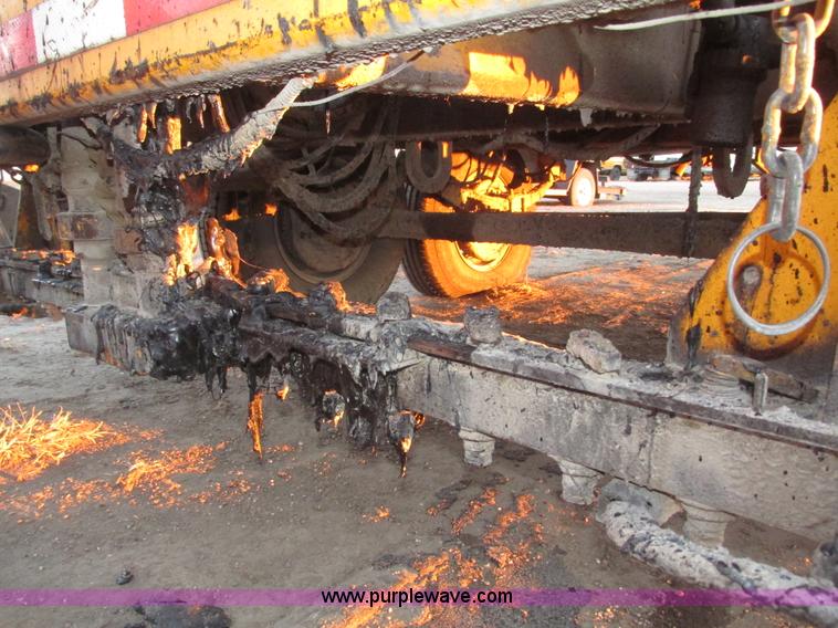 image for item G9872 2003 Rosco towable oil distributor