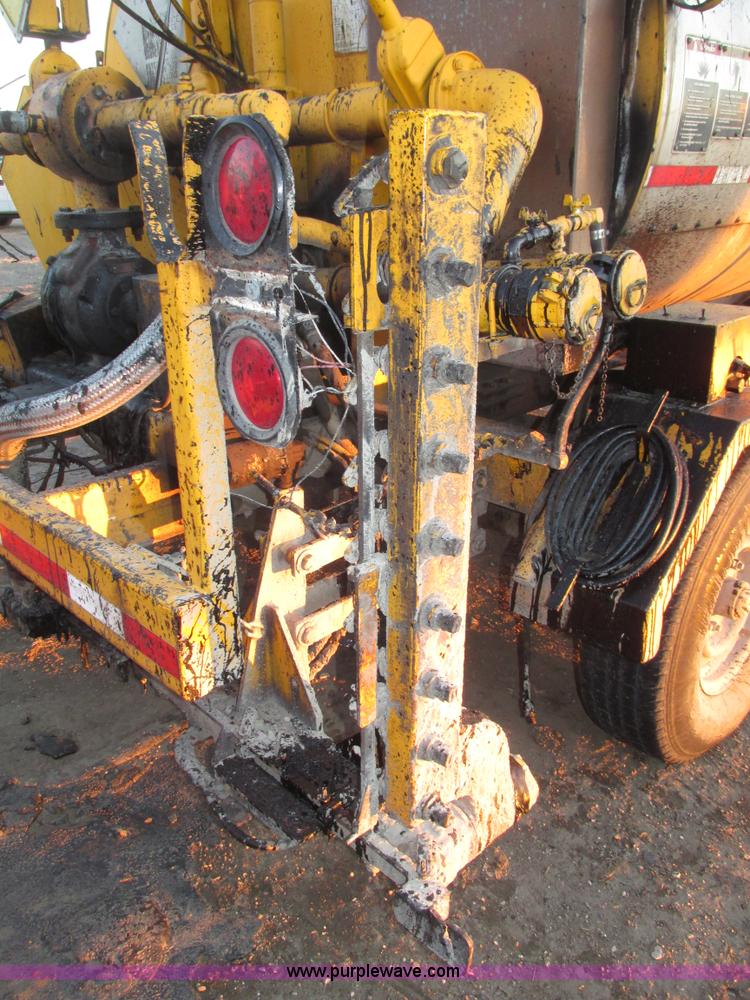 image for item G9872 2003 Rosco towable oil distributor