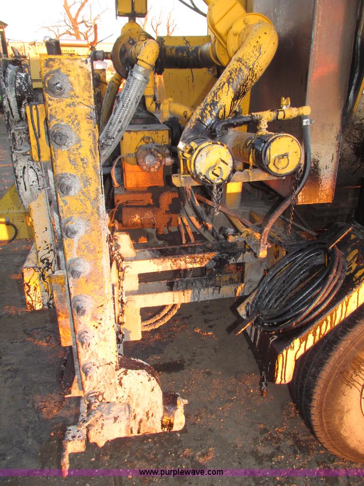 image for item G9872 2003 Rosco towable oil distributor