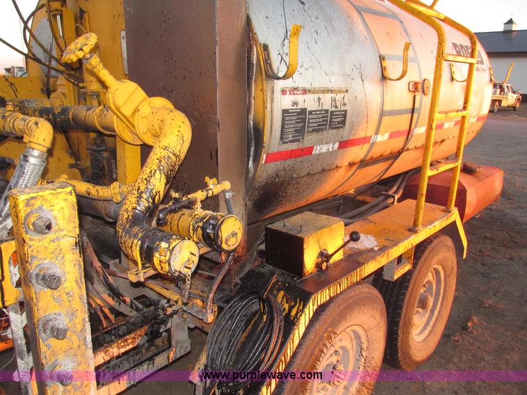 image for item G9872 2003 Rosco towable oil distributor