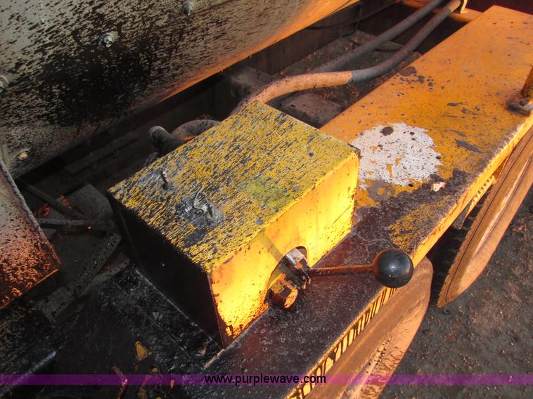 image for item G9872 2003 Rosco towable oil distributor